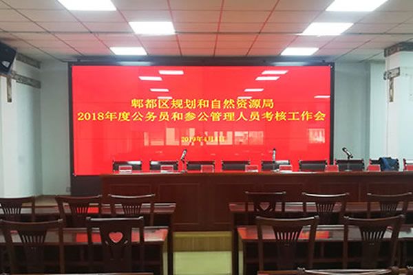 會議室使用拼接屏好還是小間距LED好？