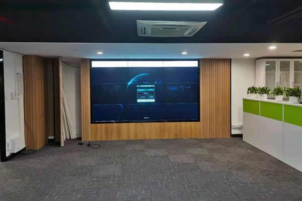 液晶拼接屏與OCB小間距LED顯示屏有什么區(qū)別？