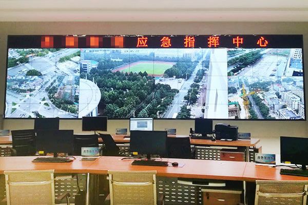 多種信息源通過什么設(shè)備輸出拼接屏？