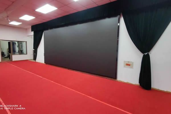 舞臺大屏有哪些，選擇LED顯示屏好還是拼接屏好？