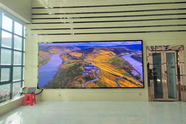 會議室LED顯示屏用P1.53的好，還是P1.86的好？