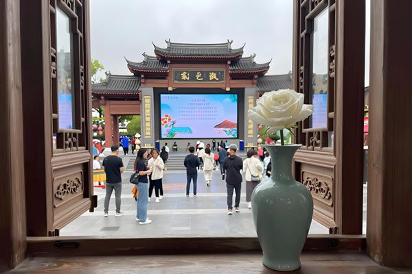 “新中式樂園”刷屏出圈！LED顯示屏賦能非遺文旅，維康國(guó)際打造沉浸式國(guó)風(fēng)盛宴