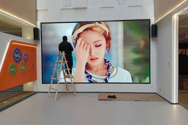 美發(fā)美業(yè)空間升級(jí) LED顯示屏提升品牌形象與服務(wù)效率
