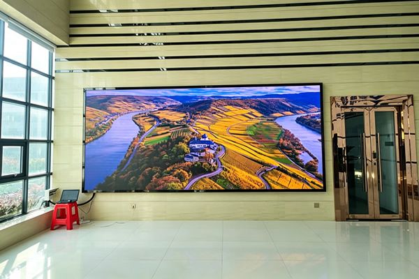 維康國(guó)際LED顯示屏助力某連鎖酒店集團(tuán)大堂形象升級(jí)